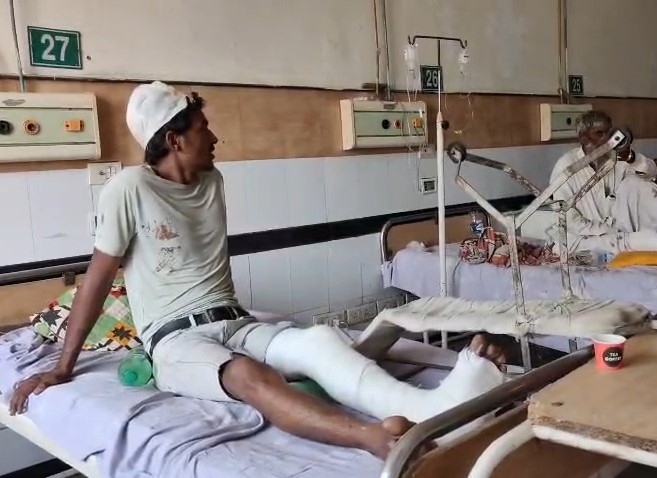 नूंह में हमले के बाद अस्पताल में भर्ती घायल परिवार के सदस्य