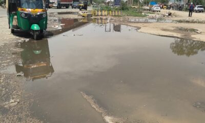 बावल के बनीपुर चौक पर सड़क पर भरा सीवर का गंदा पानी