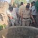 नांगल चौधरी क्षेत्र में खेत के बंद कुएं से शव निकालती पुलिस