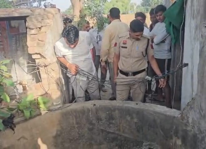नांगल चौधरी क्षेत्र में खेत के बंद कुएं से शव निकालती पुलिस