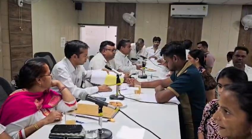 यमुनानगर समाधान शिविर में शिकायतें सुनते अधिकारी और मौजूद नागरिक