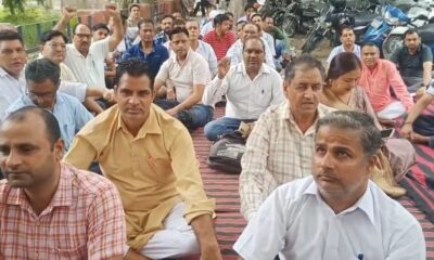 जिला सचिवालय पर प्रदर्शन करते अध्यापक संघ के सदस्य