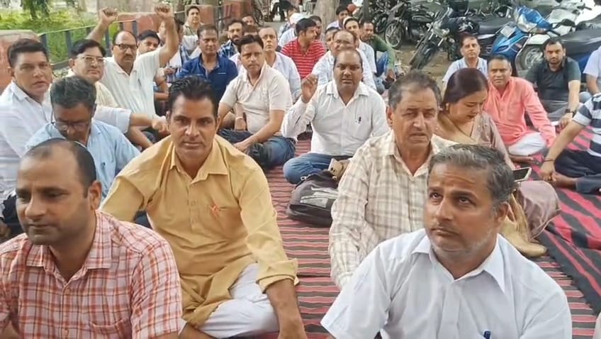 जिला सचिवालय पर प्रदर्शन करते अध्यापक संघ के सदस्य