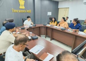 रेवाड़ी में बाल संरक्षण समीक्षा बैठक की अध्यक्षता करते डीसी अभिषेक मीणा