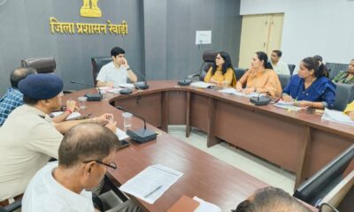 रेवाड़ी में बाल संरक्षण समीक्षा बैठक की अध्यक्षता करते डीसी अभिषेक मीणा