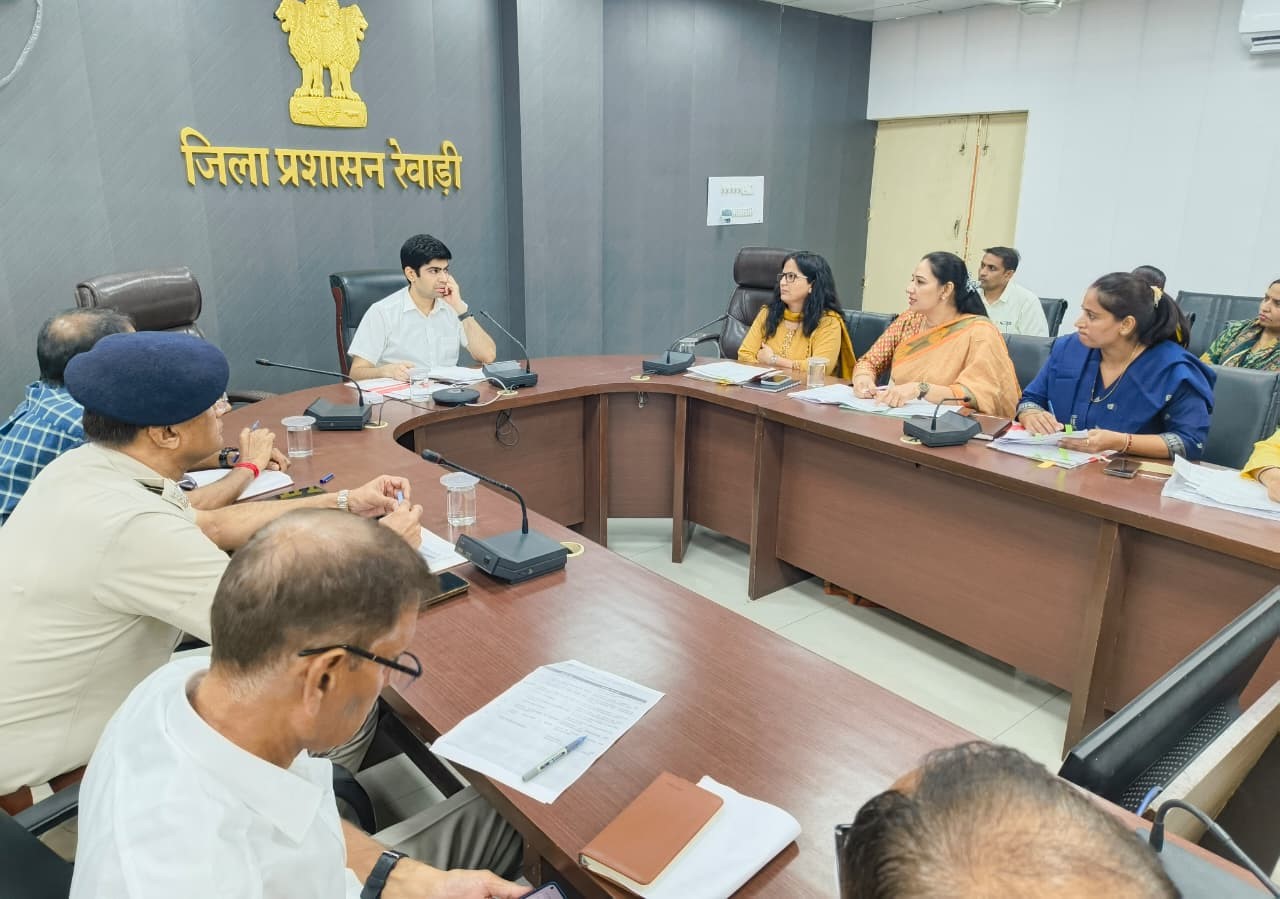 रेवाड़ी में बाल संरक्षण समीक्षा बैठक की अध्यक्षता करते डीसी अभिषेक मीणा