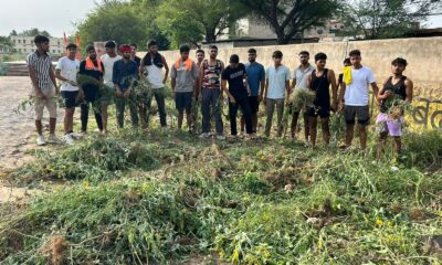 सतनाली खेल स्टेडियम में सफाई करते खिलाड़ी
