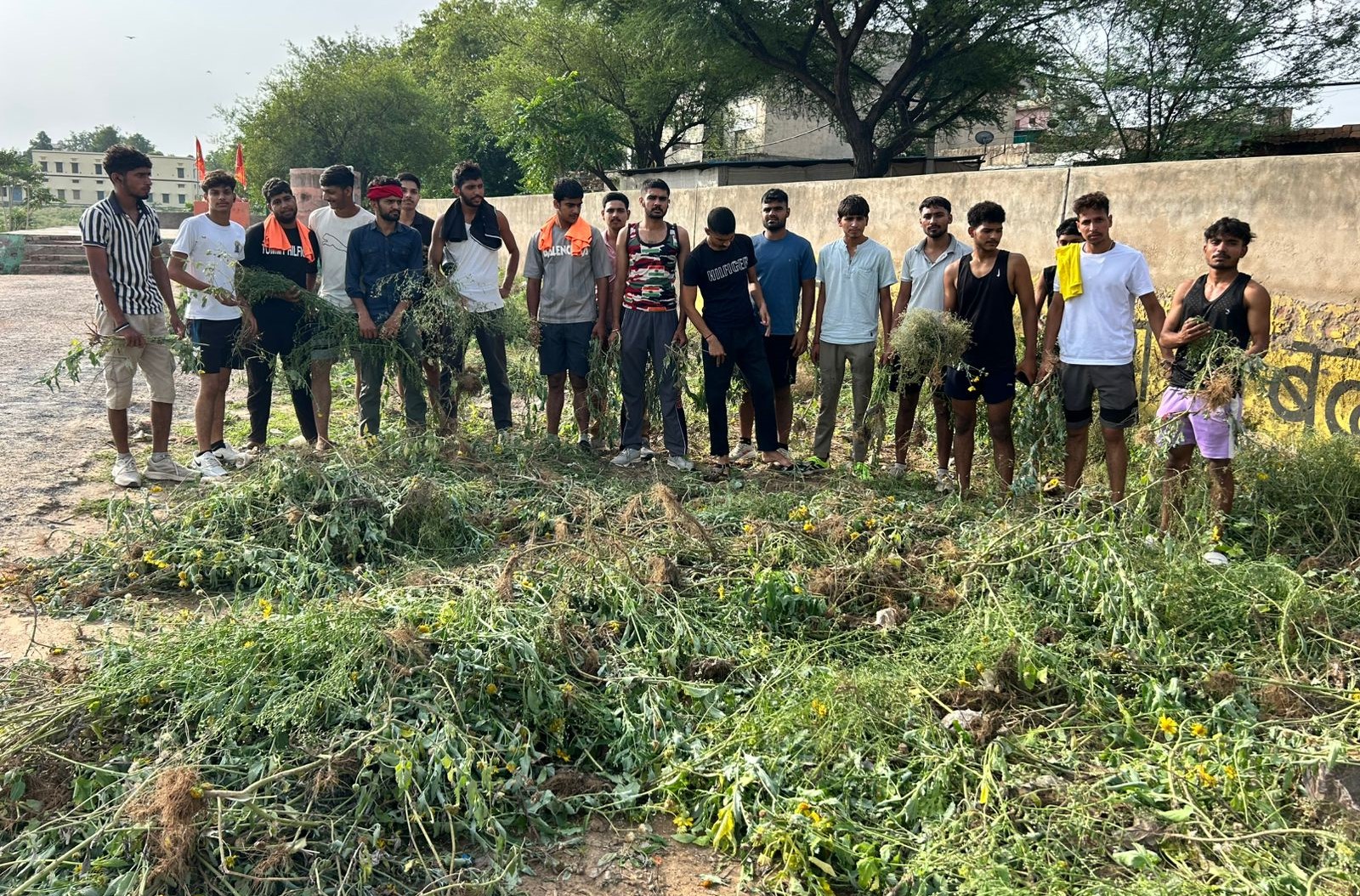 सतनाली खेल स्टेडियम में सफाई करते खिलाड़ी