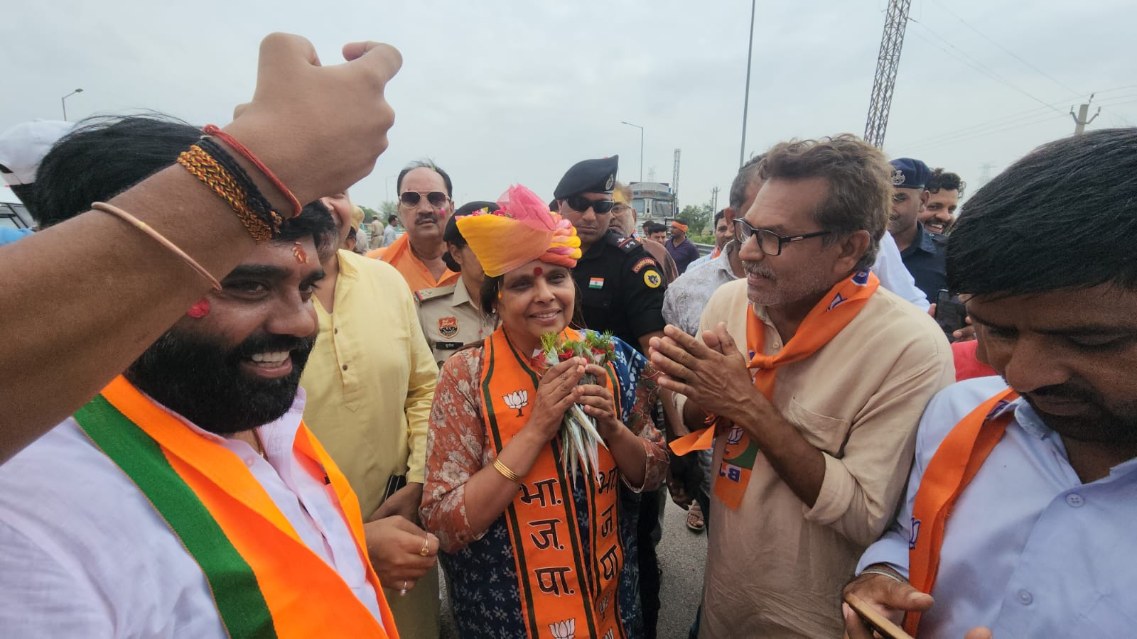 महेंद्रगढ़ में भाजपा प्रदेश अध्यक्ष अर्चना गुप्ता का स्वागत करते भाजपा कार्यकर्ता।