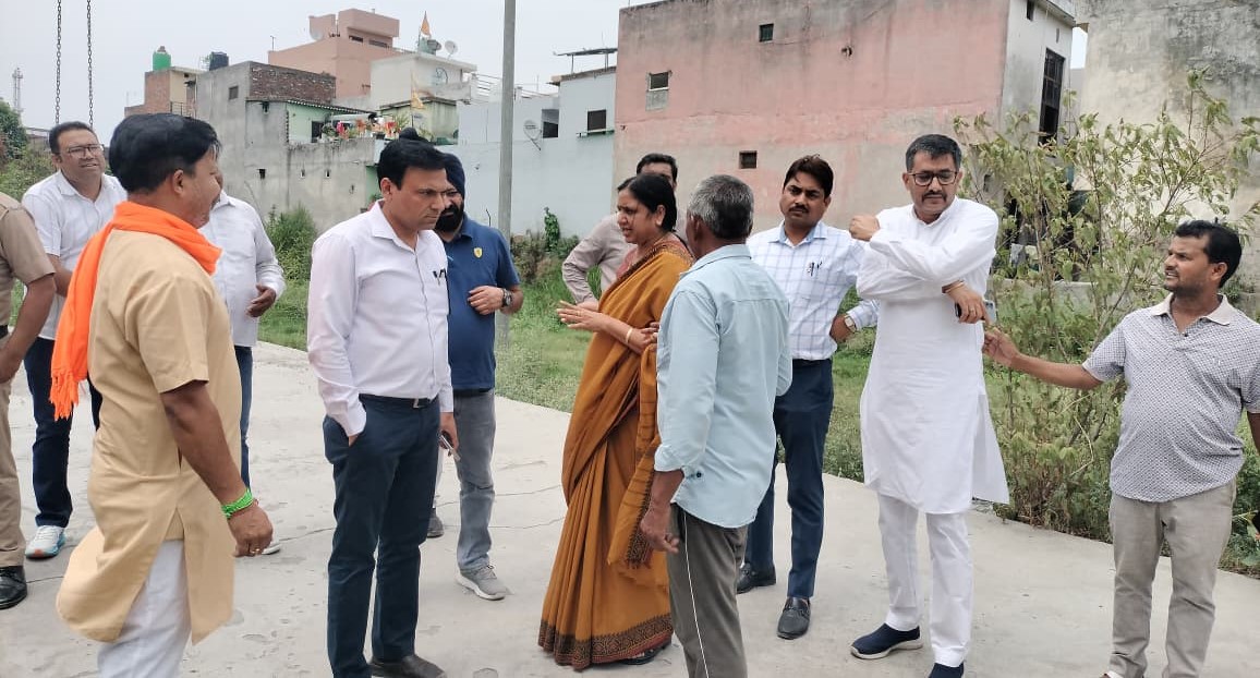 आईएसपी का जायजा लेकर अधिकारियों को निर्देश देती मेयर सुमन बहमनी।