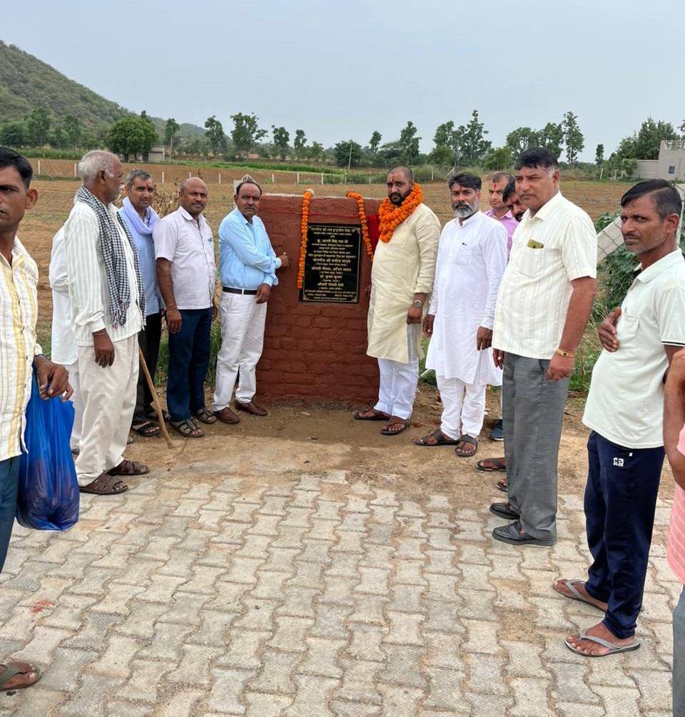 रेवाड़ी कुंडल गांव में भवन शिलान्यास और सड़क उद्घाटन करते जिला प्रमुख मनोज यादव