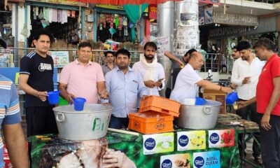 निर्जला एकादशी के अवसर पर नांगल चौधरी में राहगीरों को ठंडा जल और शरबत वितरित करते श्रद्धालु।