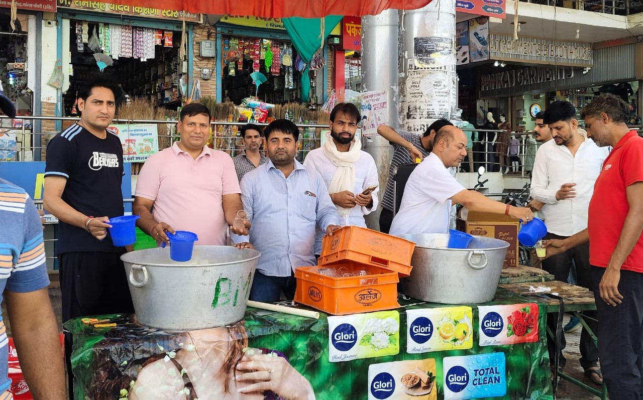 निर्जला एकादशी के अवसर पर नांगल चौधरी में राहगीरों को ठंडा जल और शरबत वितरित करते श्रद्धालु।