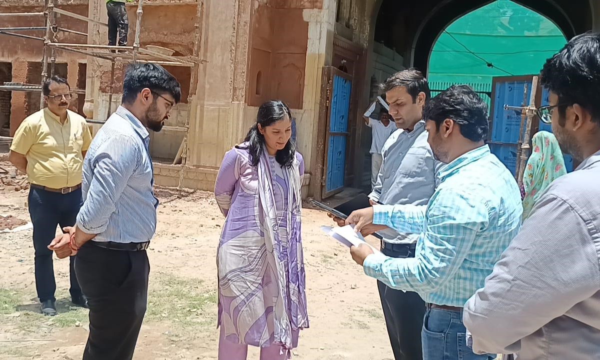 महेंद्रगढ़ किले के जीर्णोद्धार कार्य का निरीक्षण करती डीसी अनुपमा अंजली।