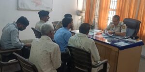 थाना सदर रेवाड़ी में शिकायत निवारण शिविर के दौरान नागरिकों की शिकायतें सुनते डीएसपी पवन कुमार।