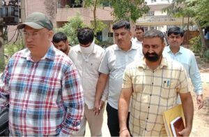 फतेहाबाद में आरोपी जूनियर प्रोग्रामर को लेकर जाती एसीबी टीम