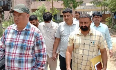 फतेहाबाद में आरोपी जूनियर प्रोग्रामर को लेकर जाती एसीबी टीम