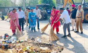 औद्योगिक क्षेत्र में झाड़ू लगाकर सफाई करती मेयर, पूर्व मेयर व अन्य। 