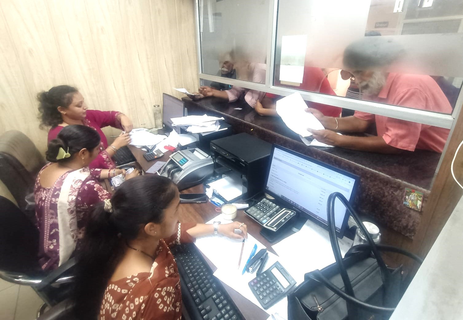 नगर निगम के नागरिक सुविधा केंद्र में टैक्स जमा कराते प्रॉपर्टी धारक।