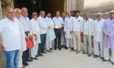 यादव महासभा अटेली के पदाधिकारियों को समाजसेवियों द्वारा सहयोग राशि भेंट करते हुए।