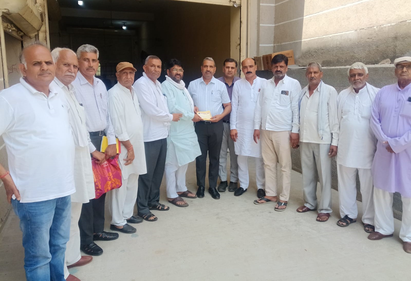 यादव महासभा अटेली के पदाधिकारियों को समाजसेवियों द्वारा सहयोग राशि भेंट करते हुए।