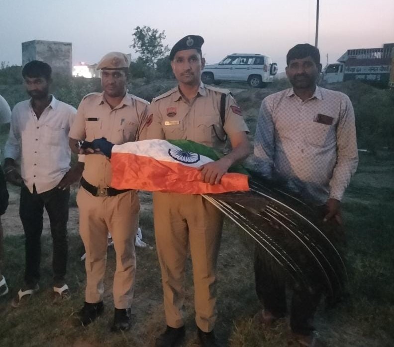 बुडवाल गांव में करंट से मृत राष्ट्रीय पक्षी मोर का राजकीय सम्मान के साथ अंतिम संस्कार कराते पुलिसकर्मी।
