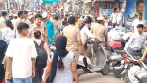रेवाड़ी शहर में अतिक्रमण हटाओ अभियान के दौरान बाजार क्षेत्र में पैदल गश्त करती पुलिस टीम।