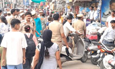 रेवाड़ी शहर में अतिक्रमण हटाओ अभियान के दौरान बाजार क्षेत्र में पैदल गश्त करती पुलिस टीम।