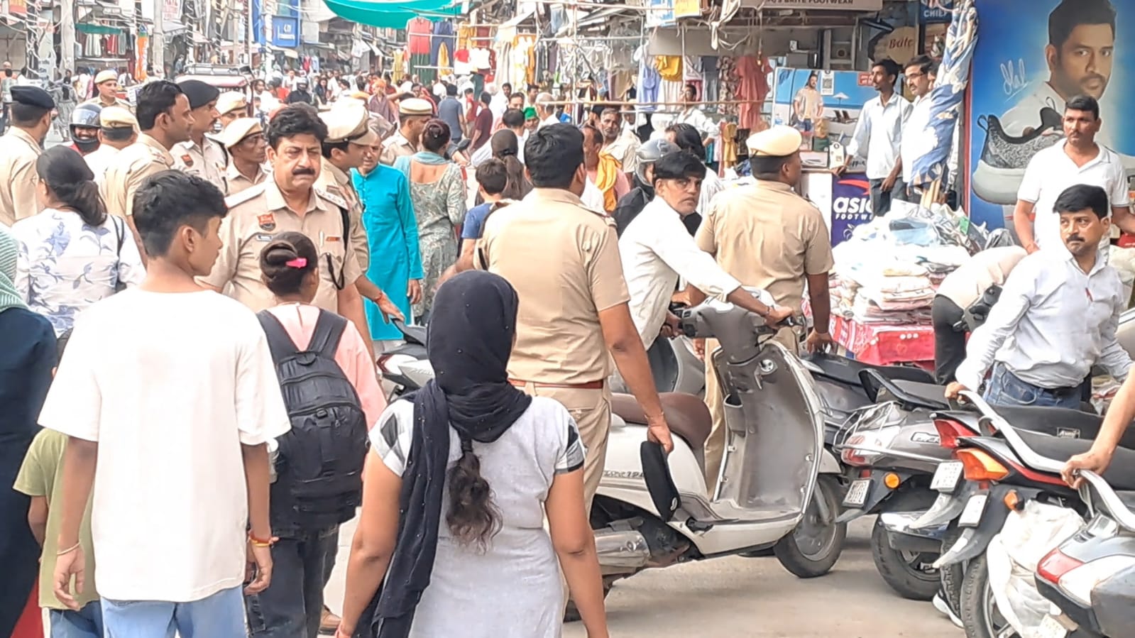 रेवाड़ी शहर में अतिक्रमण हटाओ अभियान के दौरान बाजार क्षेत्र में पैदल गश्त करती पुलिस टीम।