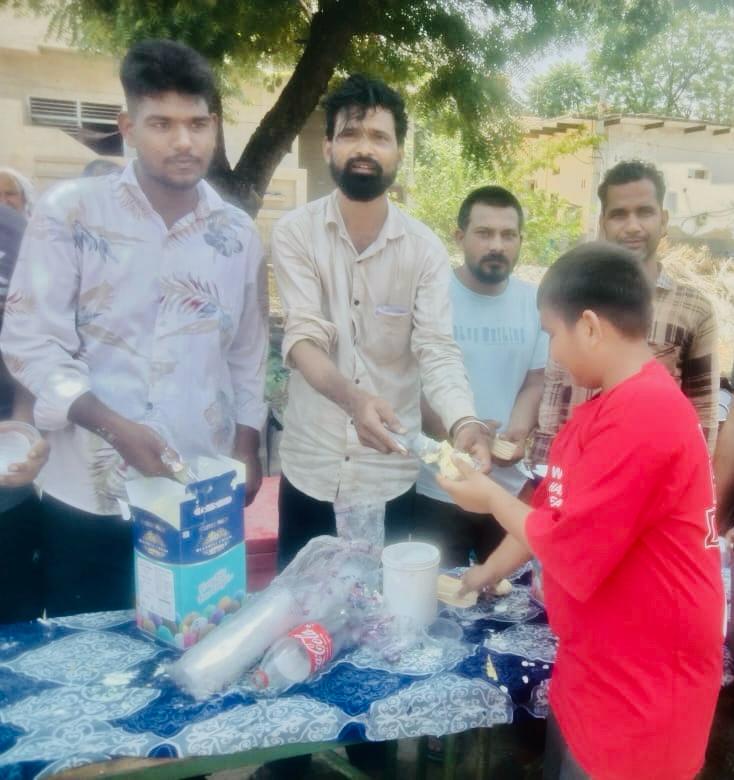 पटीकरा में आइसक्रीम वितरण करते डॉक्टर भीमराव अंबेडकर नवयुवक मंडल के सदस्य।