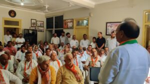 बावल में कार्यकर्ताओं के साथ 'मन की बात' कार्यक्रम सुनते पूर्व कैबिनेट मंत्री डॉ. बनवारी लाल।