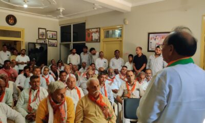 बावल में कार्यकर्ताओं के साथ 'मन की बात' कार्यक्रम सुनते पूर्व कैबिनेट मंत्री डॉ. बनवारी लाल।