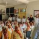 बावल में कार्यकर्ताओं के साथ 'मन की बात' कार्यक्रम सुनते पूर्व कैबिनेट मंत्री डॉ. बनवारी लाल।