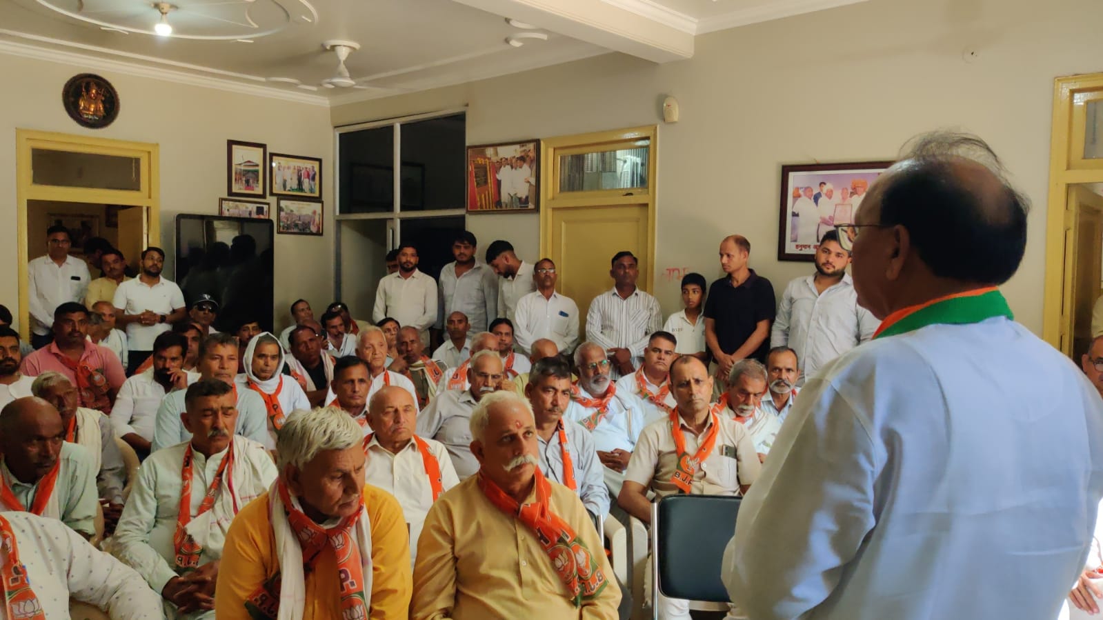 बावल में कार्यकर्ताओं के साथ 'मन की बात' कार्यक्रम सुनते पूर्व कैबिनेट मंत्री डॉ. बनवारी लाल।