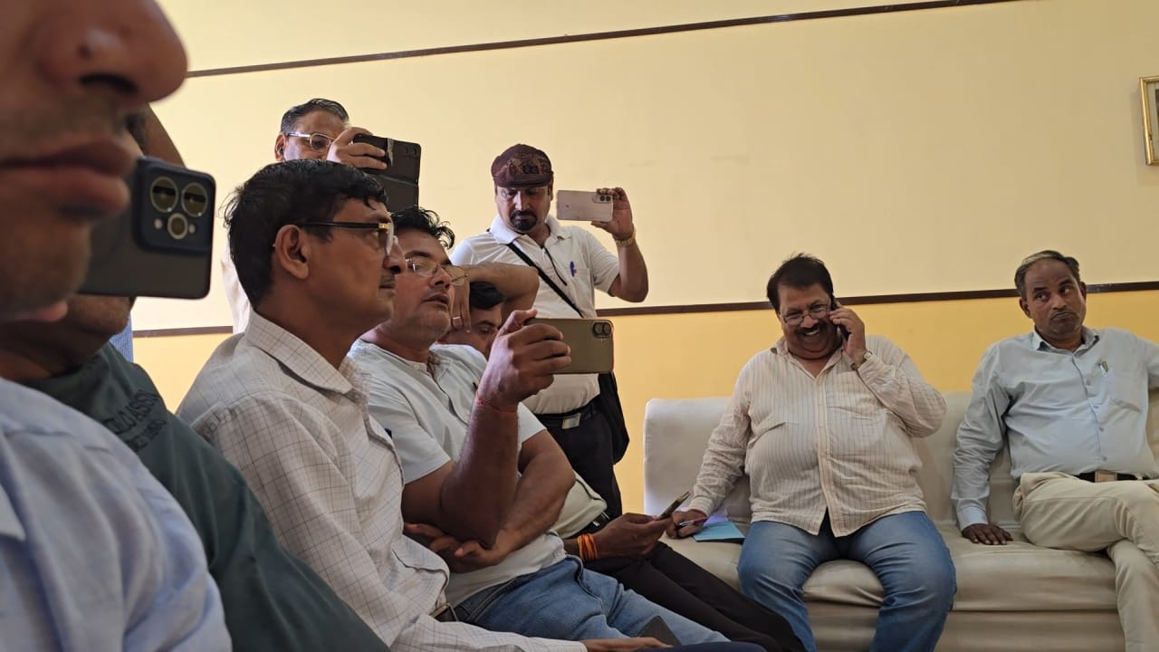 नारनौल में प्रेस वार्ता के दौरान मीडिया के साथी