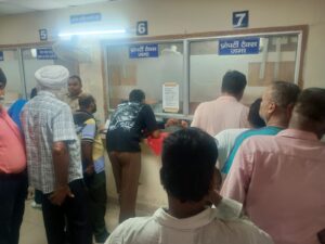 नगर निगम के नागरिक सुविधा केंद्र में टैक्स जमा कराते प्रॉपर्टी धारक।