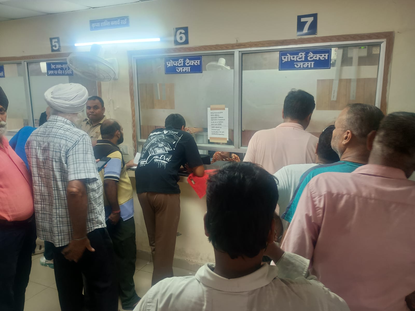 नगर निगम के नागरिक सुविधा केंद्र में टैक्स जमा कराते प्रॉपर्टी धारक।