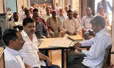 निजामपुर कृषि सहकारी समिति की बैठक में किसानों को संबोधित करते समिति के पदाधिकारी।