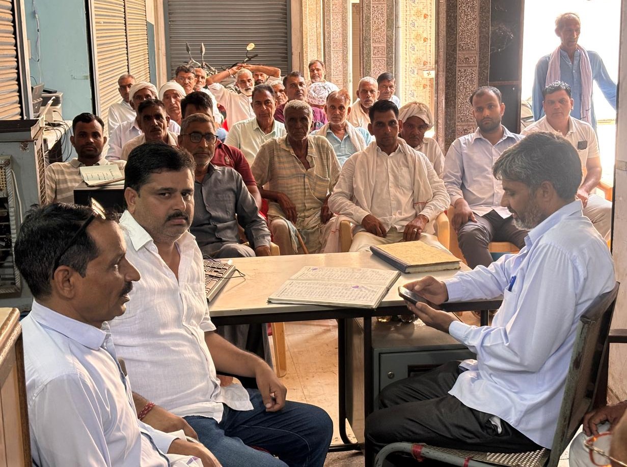 निजामपुर कृषि सहकारी समिति की बैठक में किसानों को संबोधित करते समिति के पदाधिकारी।