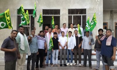 निजामपुर में 'हर घर झंडा, हर घर चाबी' अभियान के दौरान जनसंपर्क करते जजपा पदाधिकारी और कार्यकर्ता।
