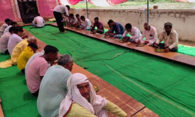 श्यामपुरा स्थित बाबा भैया मंदिर परिसर में प्रसाद ग्रहण करते हुए।
