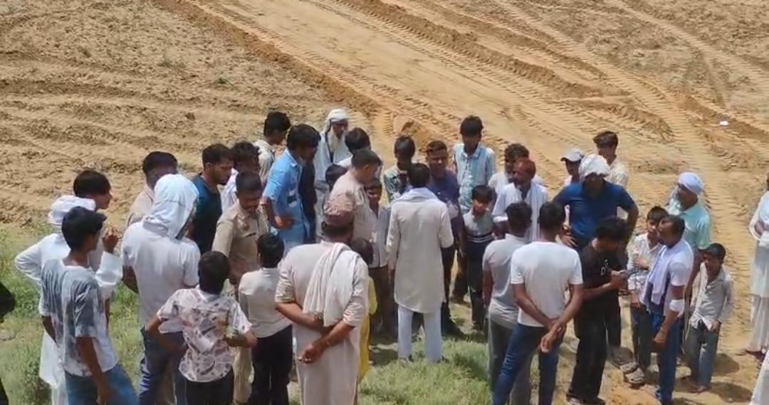 भोपावली गांव में पंचपीर समाधि विवाद के बाद घटनास्थल पर मौजूद ग्रामीण और पुलिस बल।