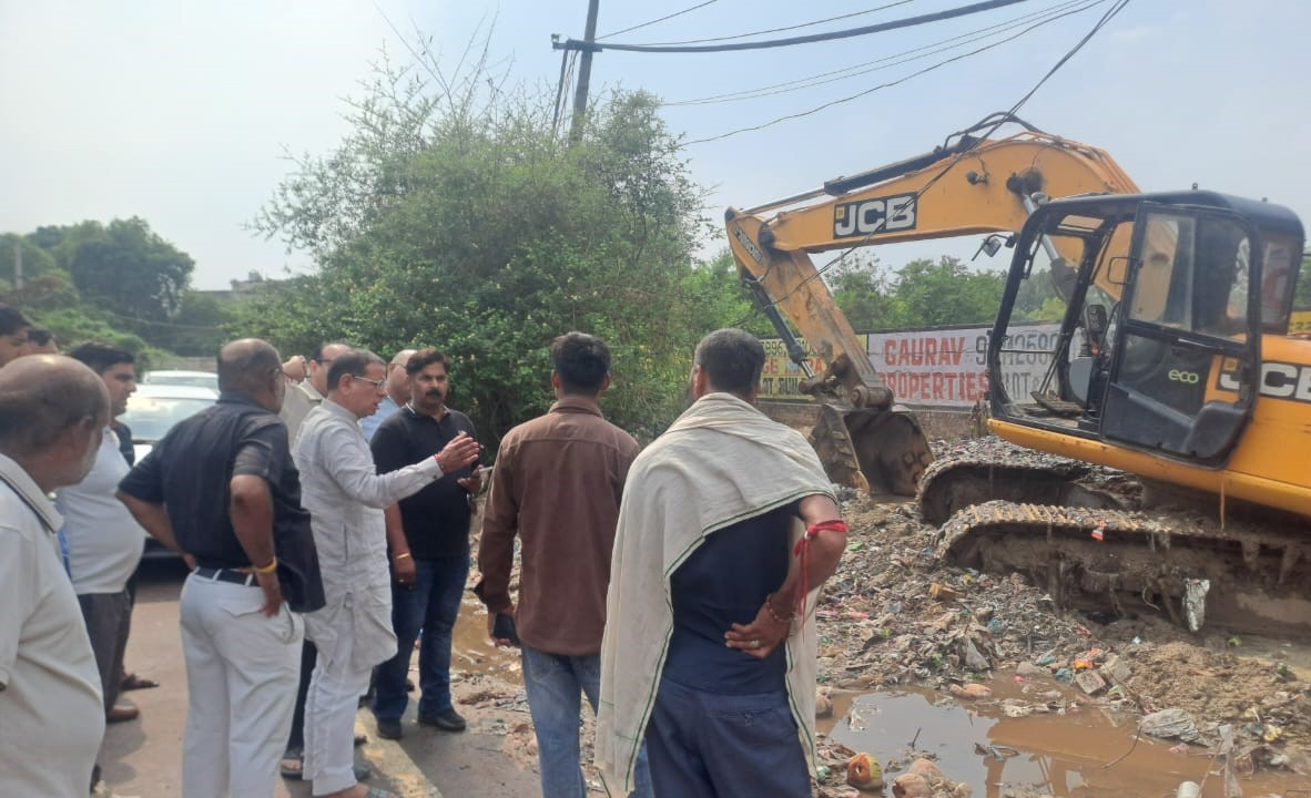 फरीदाबाद में अधिकारियों के साथ मानसून पूर्व तैयारियों का निरीक्षण करते मंत्री राजेश नागर।