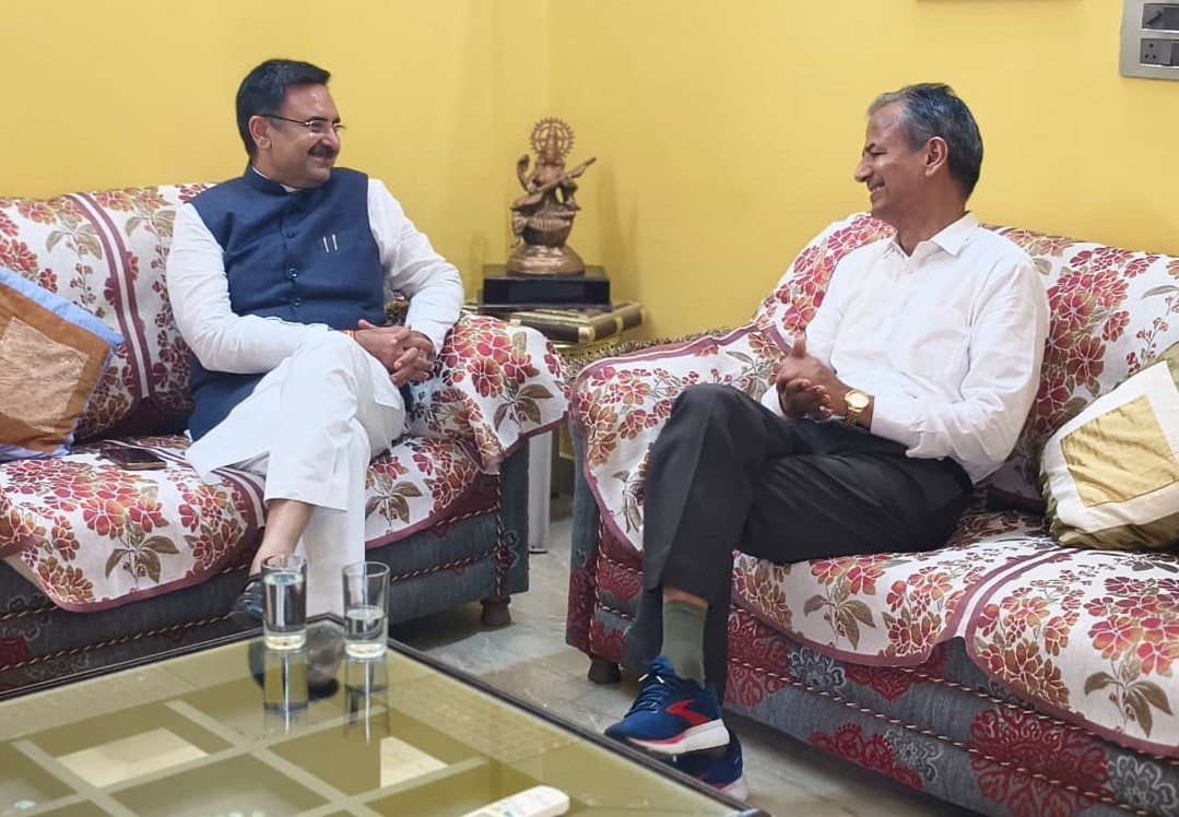 नारनौल में पूर्व मंत्री डॉ. अभय सिंह यादव के आवास पर हरियाणा विधानसभा अध्यक्ष हरविंद्र कल्याण की शिष्टाचार भेंट।