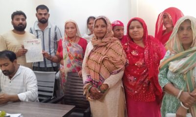 बिजली निगम के एसडीओ को ज्ञापन सौंपते हुए पंचायत सदस्य।