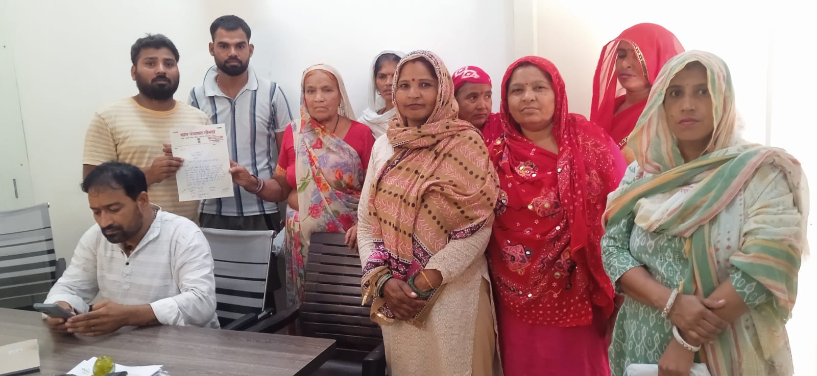 बिजली निगम के एसडीओ को ज्ञापन सौंपते हुए पंचायत सदस्य।