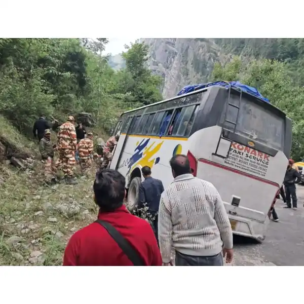 चमोली में ब्रेक फेल होने से श्रद्धालुओं की बस हादसे का शिकार, आईटीबीपी ने बचाईं 32 जानें