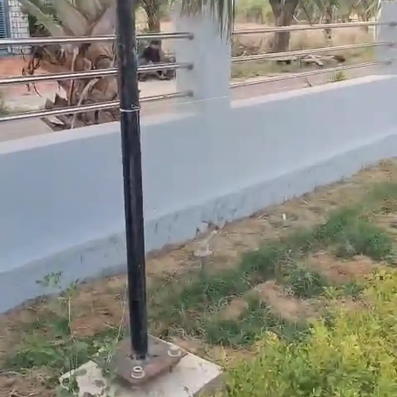 ढाणी किरारोड के पार्कों में चल रहे लाइटिंग कार्य में लगाए जा रहे अलग-अलग पाइपों को लेकर नाराजगी जताते ग्रामीण।