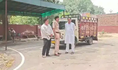 फतेहाबाद के गांव भिरडाना में सड़क हादसे के बाद मौके पर मौजूद ग्रामीण और पुलिस।