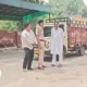 फतेहाबाद के गांव भिरडाना में सड़क हादसे के बाद मौके पर मौजूद ग्रामीण और पुलिस।